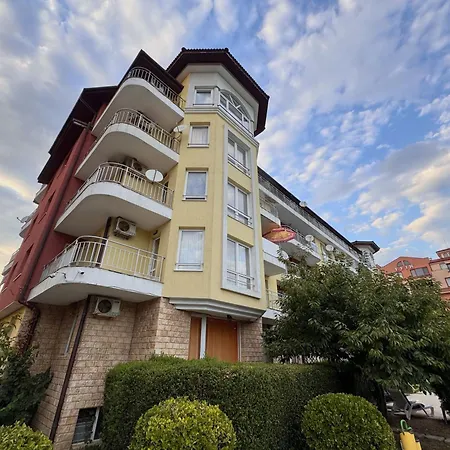 Apartment Emilia Sunny Gardens - Cozy Seaside Pool *